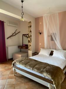 een slaapkamer met een bed met een klamboe bij Guesthouse Kerkinitis in Lithótopos