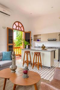 cocina y sala de estar con mesa en Casa Morales Cartagena by Soho en Cartagena de Indias