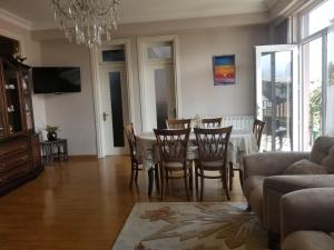uma sala de estar com uma mesa de jantar e cadeiras em Apartment Chavchavadze 21 em Batumi