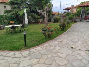 A garden outside Sundays Family House/Studio