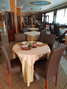 a dining room with a table and chairs at Hotel Nautilus in Nicotera Marina