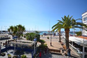 una calle de la ciudad con palmeras y un puerto en Golive De Mar en Cambrils