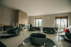 einen Tisch mit Weingläsern und Tafeln darauf in der Unterkunft Lamegos GuestHouse in Terras de Bouro