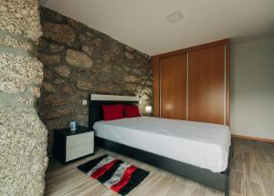 Lamegos GuestHouse tesisinde bir odada yatak veya yataklar