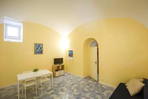 Una televisión o centro de entretenimiento en Appartamento panoramico La rosa dei Venti - Maestrale