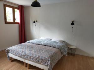 Postel nebo postele na pokoji v ubytování Gîte Les Pieds dans l'Olt - Ultreïa