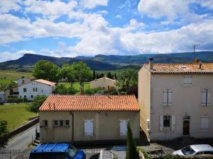 Una vista de dos casas con montañas en el fondo en L'Ours des Corbières - Chambres d'hôtes, en Serviès-en-Val