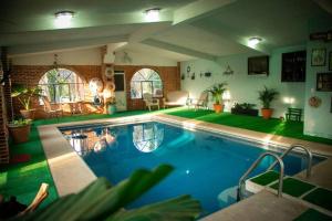 a large swimming pool in a living room with at Hacienda Cariño de la Montaña 3000 m2 exclusivos in Tlahuapan
