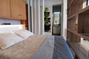 ein Schlafzimmer mit einem großen Bett in einem Zimmer in der Unterkunft Appartement cosy Roscoff 50 m plage thalasso WIFI PARKING in Roscoff