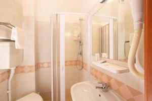 ein Badezimmer mit Dusche, Waschbecken und Toilette in der Unterkunft Hotel Carnaby in Rimini