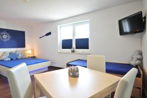 Μια τηλεόραση ή/και κέντρο ψυχαγωγίας στο Küstenzimmer II