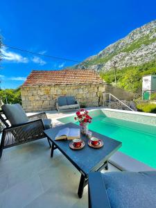 Piscina a Maison Laurel - Exquisitely Renovated Centuries Old Stone Estate With Private Pool, Near Split and Omiš o a prop