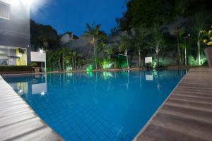 a swimming pool at night in a resort at Golden Ville Hotel in Marabá