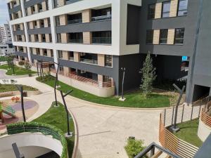 een appartementencomplex met een binnenplaats en een gebouw bij Wellport30 in Belgrado