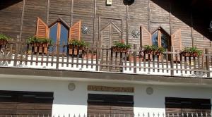 un bâtiment avec des plantes en pot sur un balcon dans l'établissement Agriturismo Borgo Nuovo Di Mulinelli, à Arezzo