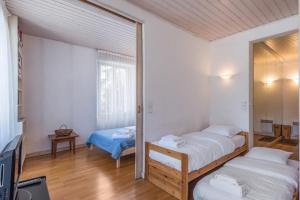 1 Schlafzimmer mit 2 Betten und einem Spiegel in der Unterkunft Appartement du Mont - Résidence La Vardaffe - Welkeys in Chamonix-Mont-Blanc