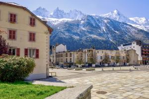 Blick auf eine Stadt mit Bergen im Hintergrund in der Unterkunft Appartement du Mont - Résidence La Vardaffe - Welkeys in Chamonix-Mont-Blanc