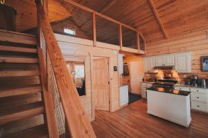Кухня или мини-кухня в Denali Wild Stay - Bear Cabin with Hot Tub and Free Wifi, Private, sleep 6
