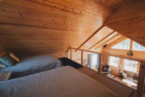 Rúm í herbergi á Denali Wild Stay - Bear Cabin with Hot Tub and Free Wifi, Private, sleep 6