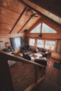Seating area sa Denali Wild Stay - Bear Cabin with Hot Tub and Free Wifi, Private, sleep 6