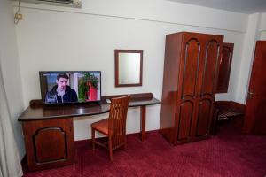 Televizorius ir (arba) pramogų centras apgyvendinimo įstaigoje Hotel Scala