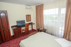 Televizorius ir (arba) pramogų centras apgyvendinimo įstaigoje Hotel Scala