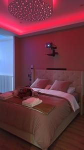 a bedroom with a large bed with a red ceiling at Spa privatif by XELA in Auxerre