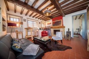 ein Wohnzimmer mit einem Sofa und einem Kamin in der Unterkunft GITES du BOIS des PERRUCHES in Saint-Vincent-des-Bois