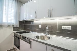 Kuchyň nebo kuchyňský kout v ubytování Too Sweet Apartment 1