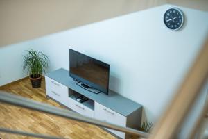TV a/nebo společenská místnost v ubytování Too Sweet Apartment 1
