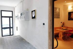 Habitación con mesa y pared blanca en Letto ad acqua H2OME, en Bari