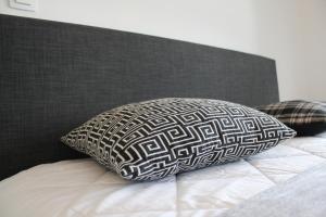 een kussen bovenop een bed bij Wellport30 in Belgrado