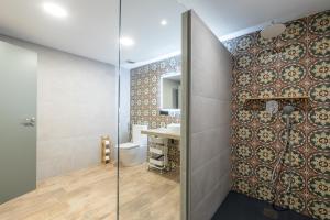Koupelna v ubytování ART LOFTS Valencia by Benisur + 37 fotografií
