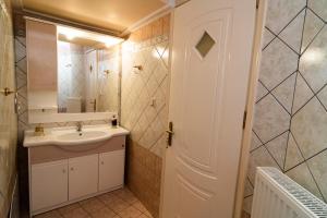 Kúpeľňa v ubytovaní Mouzakiaris Home Meteora View + 27 fotografií