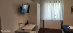Cette petite chambre dispose d'une télévision murale. dans l'établissement COSENZAGUESTHOUSE, à Cosenza