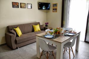 a living room with a couch and a table at La Domus di Segesta in Calatafimi
