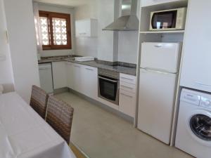 Кухня или мини-кухня в Apartamentos en Primera Línea de Playa, Ada Benedicto XIII, Peñíscola, Parking, Aire acondicionado, WiFi
