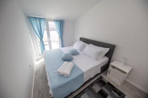 Säng eller sängar i ett rum på Apartments Haluga