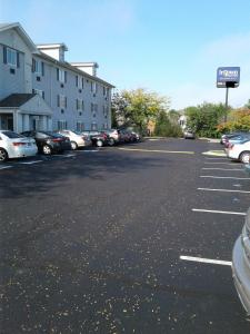 un parking avec des voitures garées devant un bâtiment dans l'établissement InTown Suites Extended Stay Indianapolis IN - Greenwood, à Greenwood
