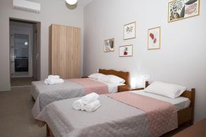 Postel nebo postele na pokoji v ubytování Giotis apartments