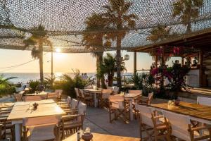 Um restaurante ou outro lugar para comer em Sunset Studios & Rooms
