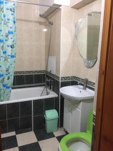 Bilik mandi di ArArAt-SHULYAVSKAYA Hostel KYIV