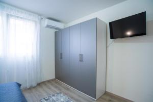 TV a/nebo společenská místnost v ubytování Too Sweet Apartment 1