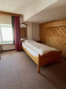 เตียงในห้องที่ Hotel Bernina Hospiz