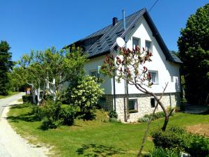 uma casa branca com um telhado preto em Guest House Lipov Hlad em Plitvička Jezera