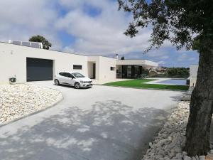 a white car parked in front of a house at Villa Casa Tranquilespiral Alcobaça-Nazare in Mendalvo
