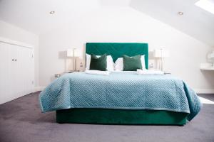 1 dormitorio con 1 cama grande con colcha verde en High Life Serviced Apartments - Old Town en Swindon