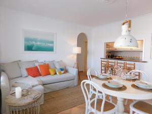 ein Wohnzimmer mit einem Sofa und einem Tisch in der Unterkunft Casa Marina in Las Playitas