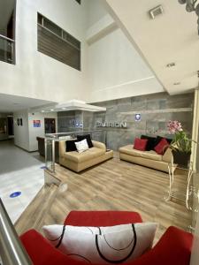 uma grande sala de estar com dois sofás em Hotel Carrion em Loja