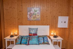 Un dormitorio con una cama con dos mesitas de noche y dos lámparas. en Holiday Home Vigo Currás Street, en Vigo